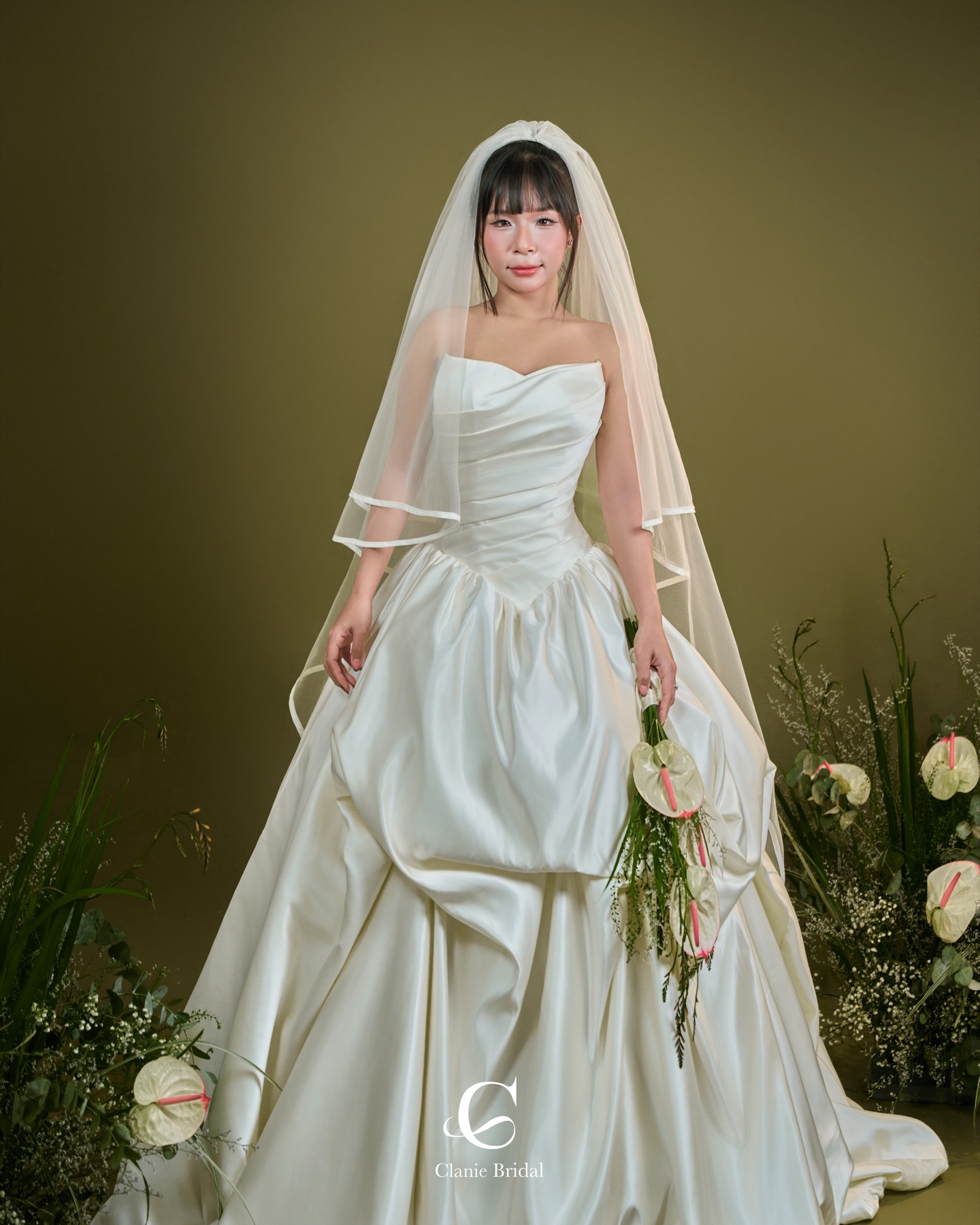 váy cưới dáng xòe cùng khăn voan, mã D006HV
